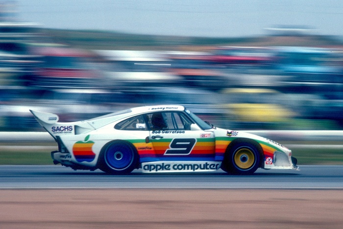 1980 年赛场上的苹果 9 号赛车